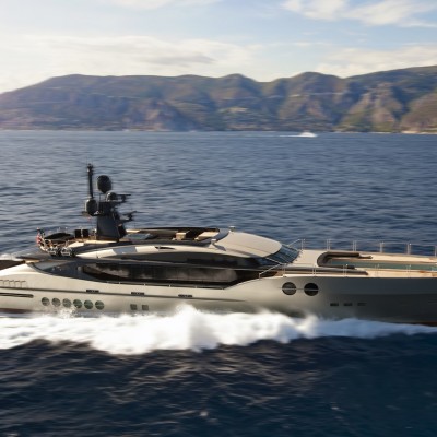 Discover our services of yacht refinishing