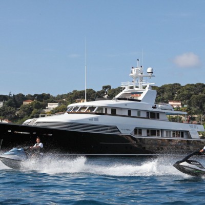 Consult our proposals for yacht refinishing