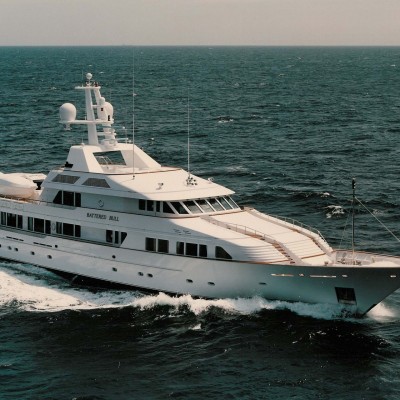 Specialised Yacht Refinishing : the leader of yacht refinishing